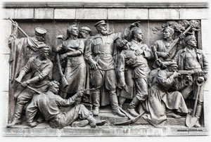 Statue eines Soldaten auf dem Platz des Sieges in Minsk.